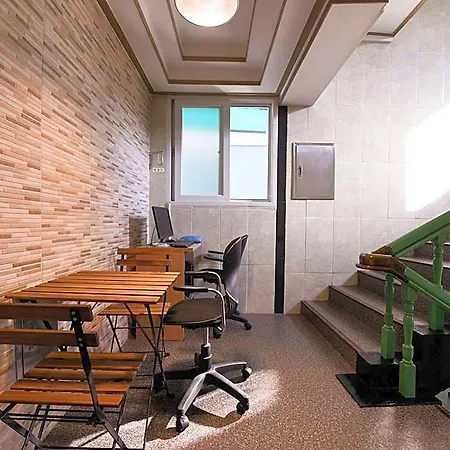 24 Guesthouse Sinchon